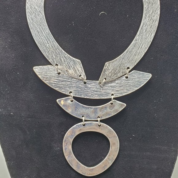 Signature silver geometric shape metal (rhodium) necklace - Picture 2 of 6